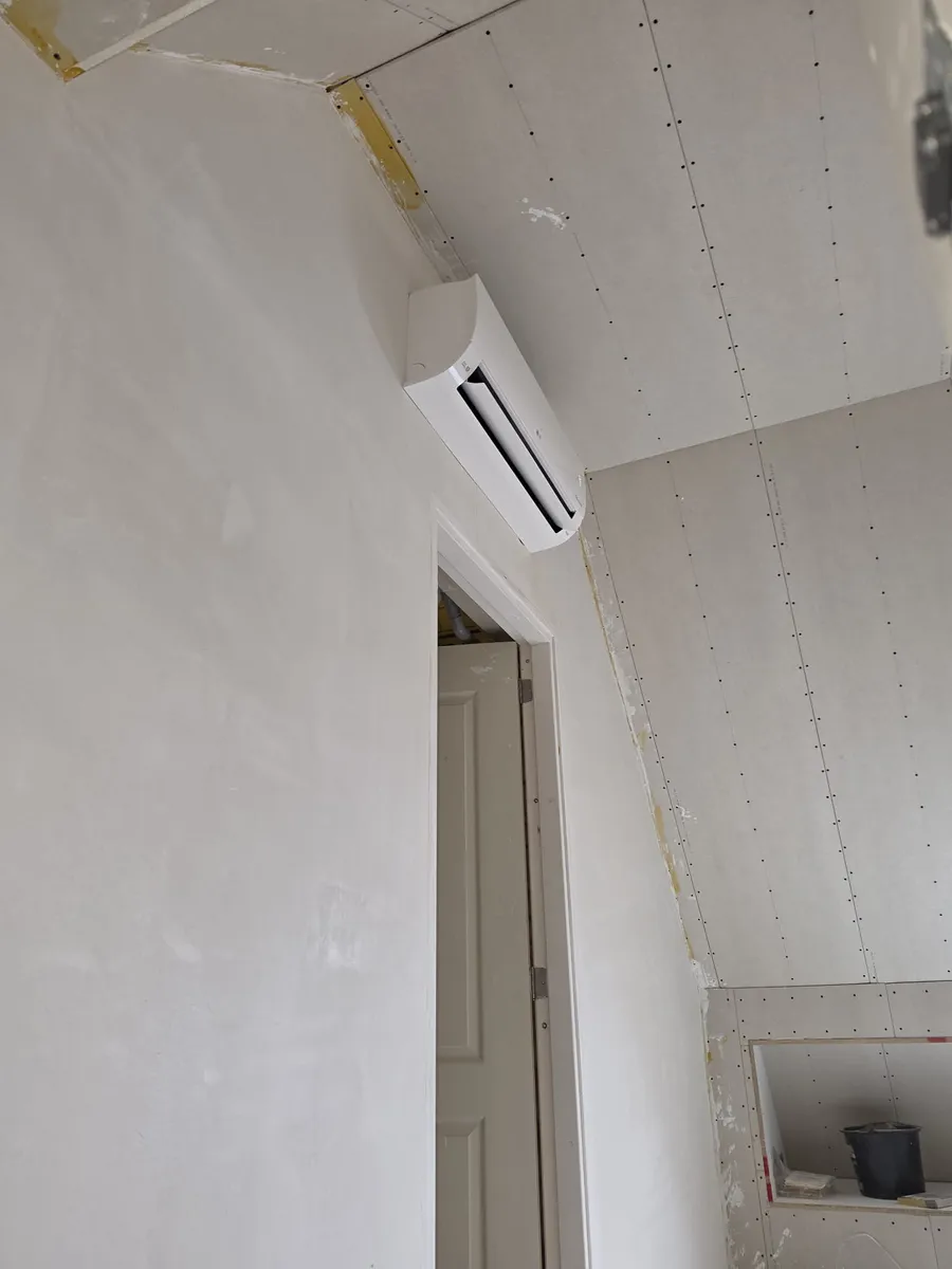 Airco-binnenunit gemonteerd tijdens de verbouwing van een zolderruimte